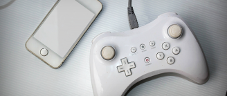 Manette et smartphone